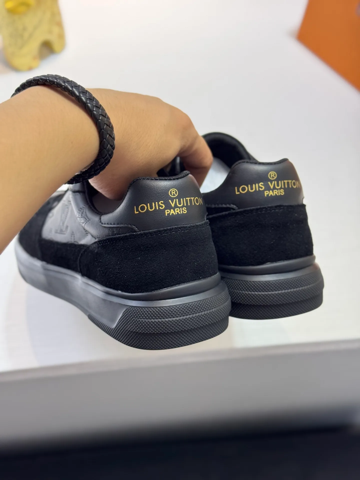 Men's shoes 💰400 [New model] 🌂🌂Top original order - Louis Vuitton®️ Trendy and fashionable yet low-key men's casual shoes, LV cowhide embossed upper, comfortable and breathable, mesh lining, original rubber outsole, 2 colors available ~ a must-have for stylish men. Size: 38-44 (45 customized
